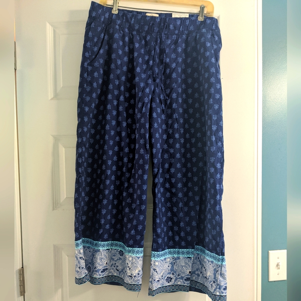 Cotton/rayon cropped pants.
